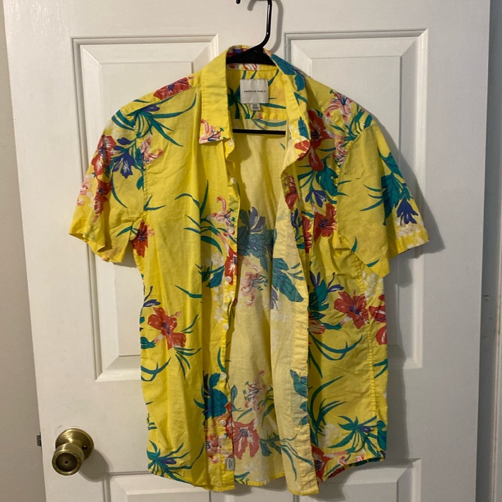 American Eagle yellow floral pattern short sleeve button down size medium